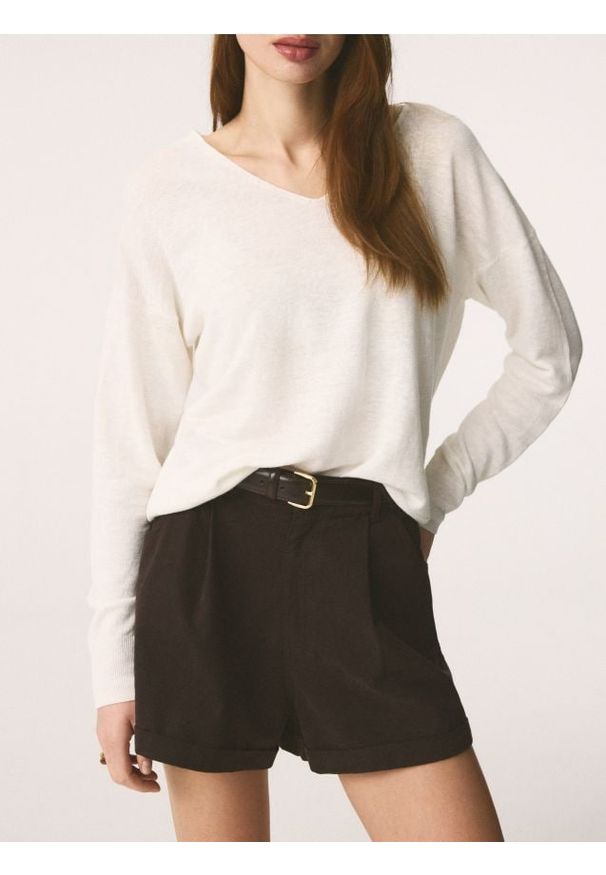 Reserved - Sweter z lnu - złamana biel. Materiał: len. Styl: klasyczny