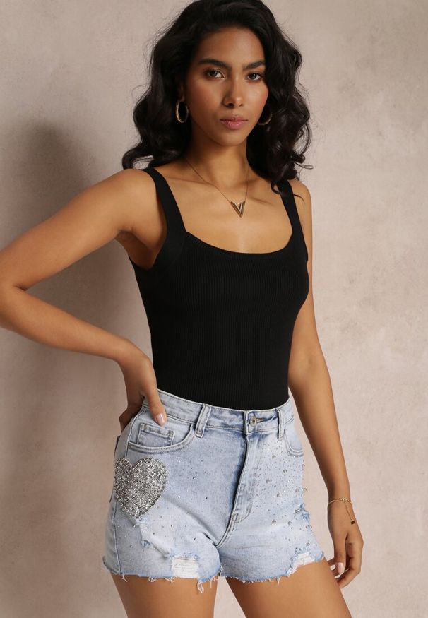Renee - Niebieskie Jeansowe Szorty z Wysokim Stanem z Cyrkoniami i Dziurami Renpa. Stan: podwyższony. Kolor: niebieski. Materiał: jeans. Sezon: lato, wiosna