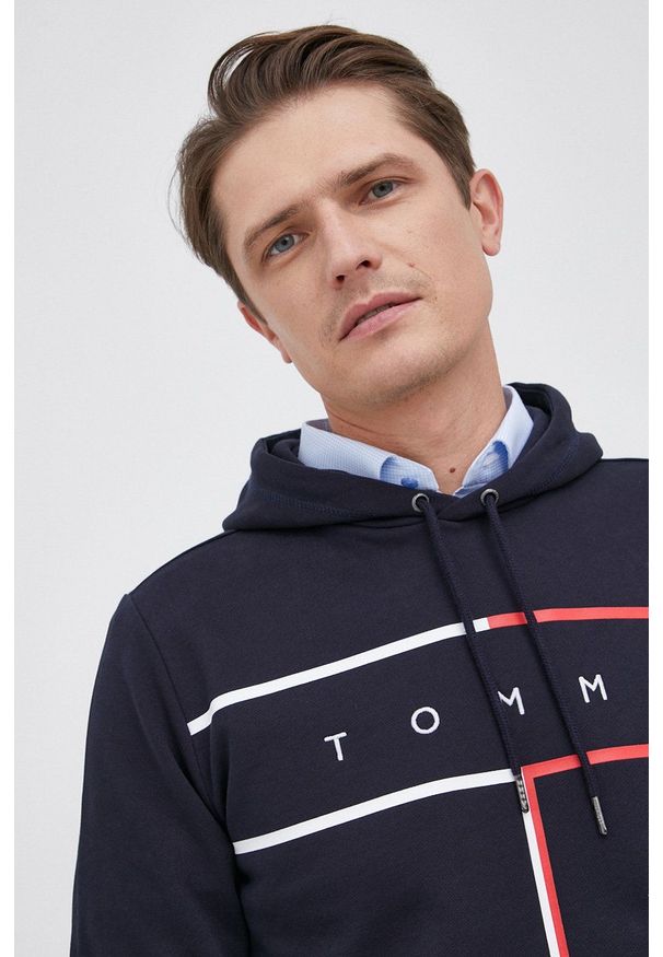 TOMMY HILFIGER - Tommy Hilfiger - Bluza bawełniana. Okazja: na co dzień. Typ kołnierza: kaptur. Kolor: niebieski. Materiał: bawełna. Wzór: nadruk. Styl: casual