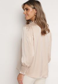 Born2be - Beżowa Bluzka z Lekko Rozszerzanym Dołem i Ozdobnymi Marszczeniami Faelwenia. Kolor: beżowy. Materiał: bawełna. Sezon: jesień #4