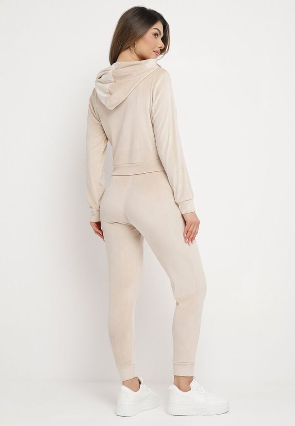 Born2be - Beżowy Welurowy Komplet Dresowy Bluza z Kapturem i Spodnie Petyra. Kolor: beżowy. Materiał: welur, dresówka. Wzór: jednolity