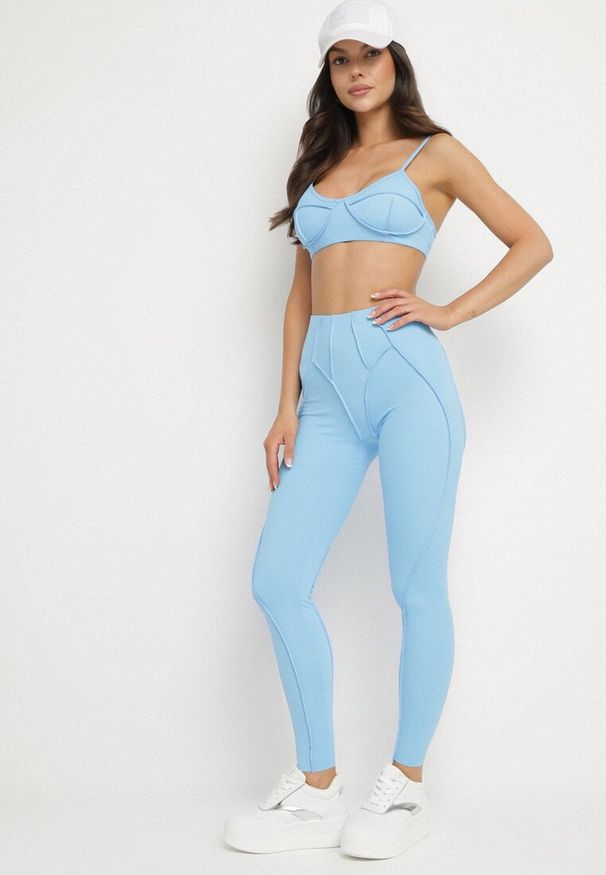 Born2be - Jasnoniebieski Komplet Sportowy z Ozdobnymi Przeszyciami Legginsy i Top na Ramiączkach Filinella. Kolor: niebieski. Materiał: skóra