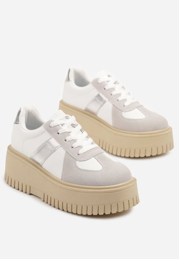 Renee - Biało-Szare Sneakersy na Platformie Ozdobione Paskiem Vivesse. Okazja: na co dzień. Zapięcie: pasek. Kolor: biały. Materiał: jeans. Wzór: aplikacja. Obcas: na platformie