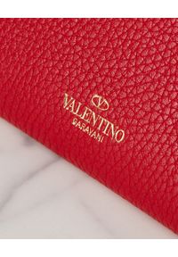 VALENTINO - Czerwony portfel Rockstud. Kolor: czerwony. Wzór: aplikacja
