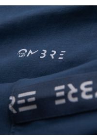 Ombre Clothing - Bawełniany longsleeve męski U-neck z lampasami i nadrukiem na piersi – ciemnoniebieski V1 OM-LSCL-0127 - XXL. Kolor: niebieski. Materiał: bawełna. Długość rękawa: długi rękaw. Wzór: nadruk. Styl: sportowy, klasyczny #9