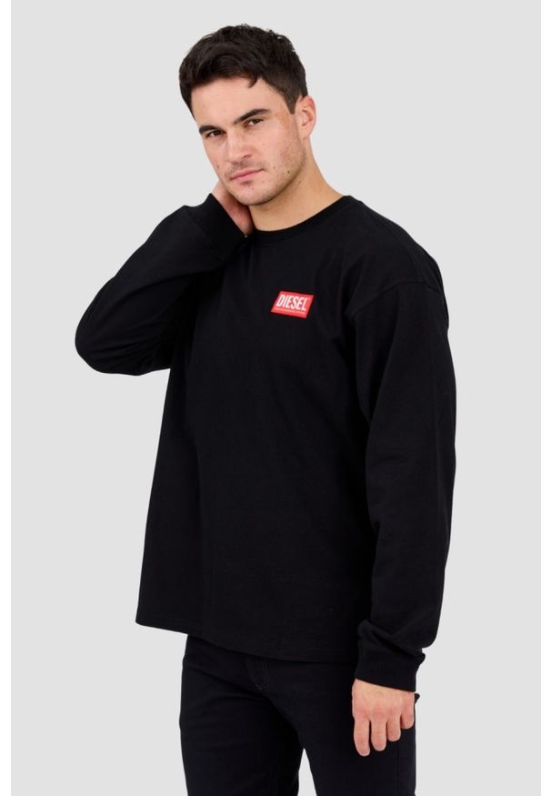 Diesel - DIESEL Czarny longsleeve męski T-BOXT-LS-LAB z naszywką, Rozmiar L. Okazja: na co dzień. Kolor: czarny. Materiał: elastan, bawełna. Długość rękawa: długi rękaw. Wzór: aplikacja. Styl: wakacyjny