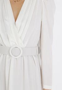 Born2be - Biała Sukienka Kahlisise. Kolor: biały. Materiał: tkanina. Długość rękawa: długi rękaw. Wzór: gładki. Typ sukienki: kopertowe. Długość: mini #5