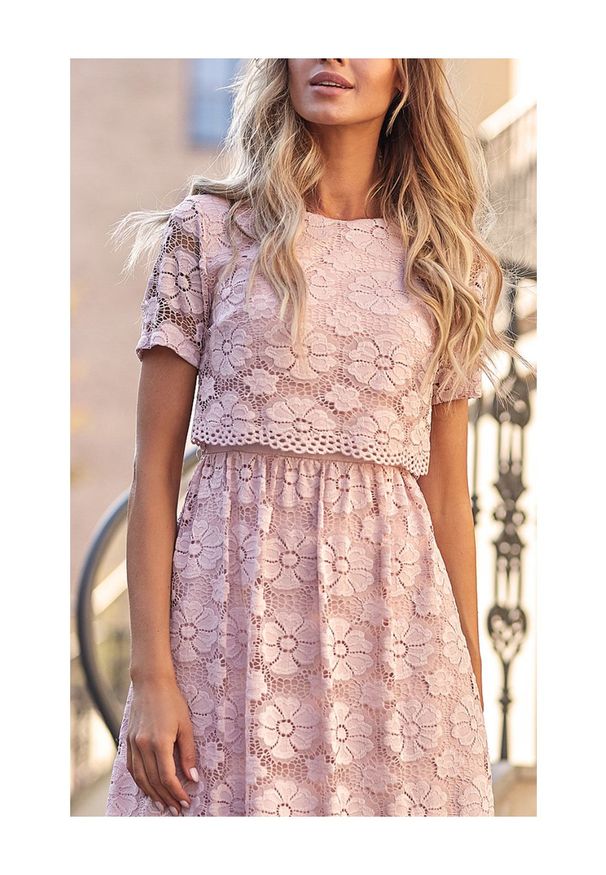 MOE - Sukienka na wesele koronkowa lekko rozkloszowana pudrowy róż. Okazja: na ślub cywilny, na wesele. Kolor: różowy. Materiał: koronka. Długość rękawa: krótki rękaw. Wzór: kwiaty, koronka, gładki. Typ sukienki: dopasowane, rozkloszowane. Styl: elegancki, klasyczny. Długość: midi