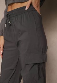 Renee - Szare Spodnie z Bawełną Typu Cargo High Waist Puvoria. Okazja: na co dzień, na spacer. Stan: podwyższony. Kolor: szary. Materiał: bawełna. Styl: casual