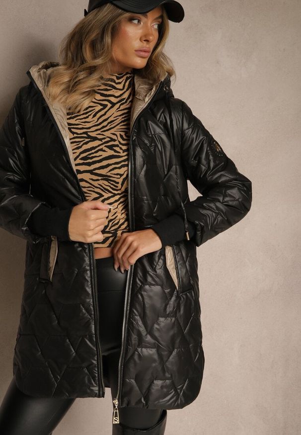 Renee - Czarna Casualowa Kurtka z Kapturem i Pikowanymi Przeszyciami Emmize. Okazja: na co dzień. Typ kołnierza: kaptur. Kolor: czarny. Materiał: jeans. Styl: casual