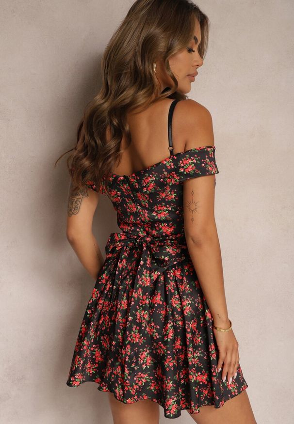 Renee - Czarno-Czerwona Sukienka z Regulowanymi Ramiączkami i Dekoltem Typu Hiszpanka w Kwiatowy Wzór Risalemti. Typ kołnierza: dekolt hiszpanka. Kolor: czarny. Materiał: tkanina. Długość rękawa: na ramiączkach. Wzór: kwiaty. Sezon: lato