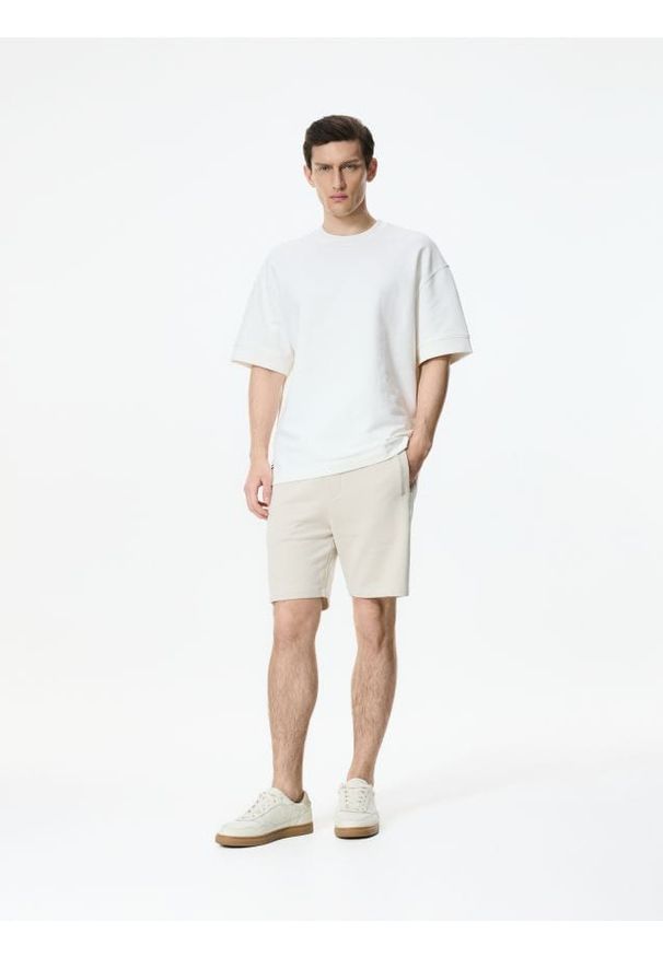 Reserved - Dresowe szorty regular fit - beżowy. Kolor: beżowy. Materiał: dresówka