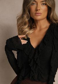 Renee - Czarna Bluzka VICES z Tłoczonej Siateczki Zdobiona Falbankami Nivite. Okazja: na randkę. Typ kołnierza: kołnierz z falbankami. Kolor: czarny. Materiał: jeans, skóra. Wzór: aplikacja #4