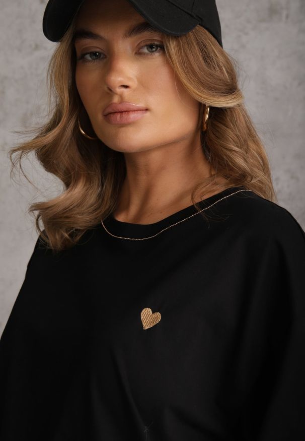 Renee - Czarny T-shirt z Bawełny z Motywem Serca i Łańcuszkiem Carilnessa. Okazja: na co dzień. Kolekcja: plus size. Kolor: czarny. Materiał: bawełna. Styl: klasyczny, casual