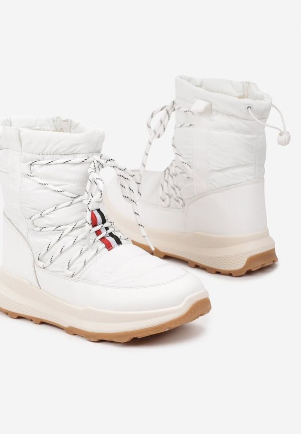 Born2be - Białe Śniegowce na Grubej Podeszwie z Ozdobnym Sznurowaniem Zinnorine. Okazja: na co dzień. Zapięcie: sznurówki. Kolor: biały. Materiał: jeans. Styl: elegancki, casual