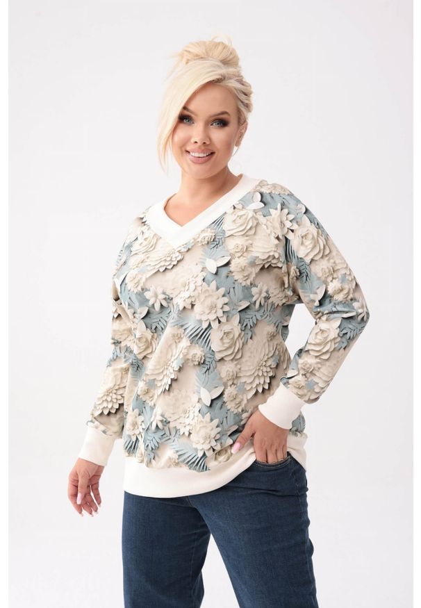 Moda Size Plus Iwanek - Bawełniana nierozpinana bluza Elsa w kwiaty 3D z dekoltem w serek V-neck PLUS SIZE XXL OVERSIZE JESIEŃ. Okazja: na spacer, do domu, na co dzień. Typ kołnierza: dekolt w serek. Kolekcja: plus size. Materiał: bawełna. Długość: krótkie. Wzór: kwiaty. Sezon: zima, jesień. Styl: elegancki, casual