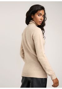 Ochnik - Beżowy sweter z golfem damski. Typ kołnierza: golf. Kolor: beżowy. Materiał: materiał. Długość: długie. Wzór: ze splotem #3