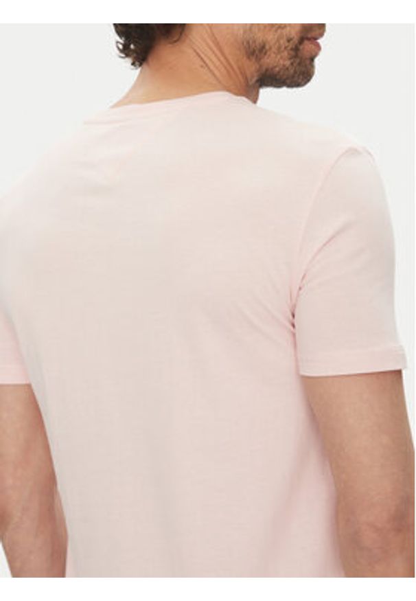 Tommy Jeans T-Shirt DM0DM20363 Różowy Slim Fit. Kolor: różowy. Materiał: syntetyk