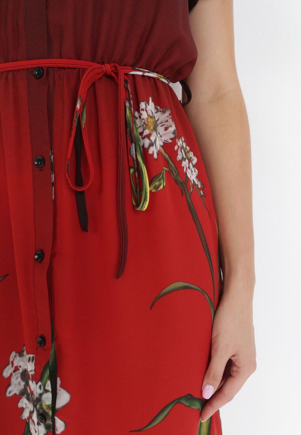 Born2be - Bordowa Sukienka Eripheis. Kolor: czerwony. Materiał: tkanina, wiskoza. Długość rękawa: krótki rękaw. Wzór: gładki, kwiaty. Typ sukienki: koszulowe. Długość: midi