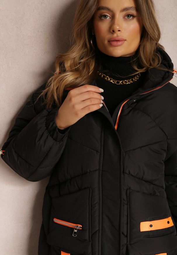 Renee - Czarna Kurtka Pikowana Kagia. Typ kołnierza: komin. Kolor: czarny. Materiał: materiał, wełna, jeans. Długość rękawa: długi rękaw. Długość: długie. Wzór: aplikacja, paski. Sezon: zima