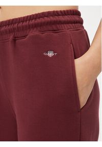 GANT - Gant Spodnie dresowe Rel Shield 4204921 Czerwony Relaxed Fit. Kolor: czerwony. Materiał: bawełna