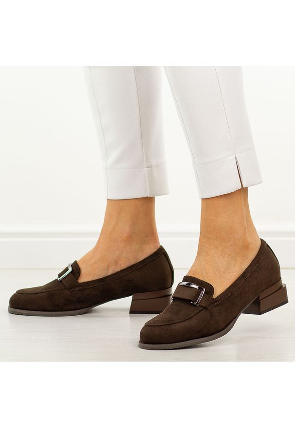 D.Brązowe półbuty damskie, mokasyny M.Daszyński Sa267-2. Okazja: na co dzień, na spotkanie biznesowe, do pracy. Nosek buta: okrągły. Kolor: brązowy. Szerokość cholewki: normalna. Wzór: aplikacja. Materiał: zamsz. Sezon: wiosna, jesień, lato. Obcas: na obcasie. Styl: casual, biznesowy, elegancki, klasyczny. Wysokość obcasa: niski