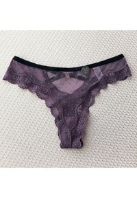 Intica - Stringi koronkowe z ozdobnymi paskami na specjalne okazje Aliana. Kolor: fioletowy. Materiał: koronka. Wzór: koronka