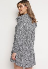 Born2be - Granatowa Rozkloszowana Sukienka Mini w Kwiaty z Falbankami na Ramionach Lorean. Okazja: na spacer, na imprezę. Typ kołnierza: kołnierz z falbankami. Kolor: niebieski. Materiał: materiał. Wzór: kwiaty. Sezon: lato. Styl: elegancki. Długość: mini #5