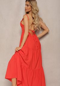 Renee - Czerwona Sukienka o Rozkloszowanym Fasonie Wiązana i Wykończona Gumką z Tyłu Hililena. Okazja: na co dzień. Kolor: czerwony. Styl: casual, elegancki