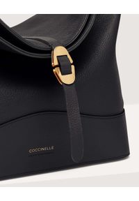 Coccinelle - COCCINELLE - Czarna torba ze skóry Josephine. Kolor: czarny. Wzór: aplikacja. Materiał: skórzane. Rodzaj torebki: na ramię #4