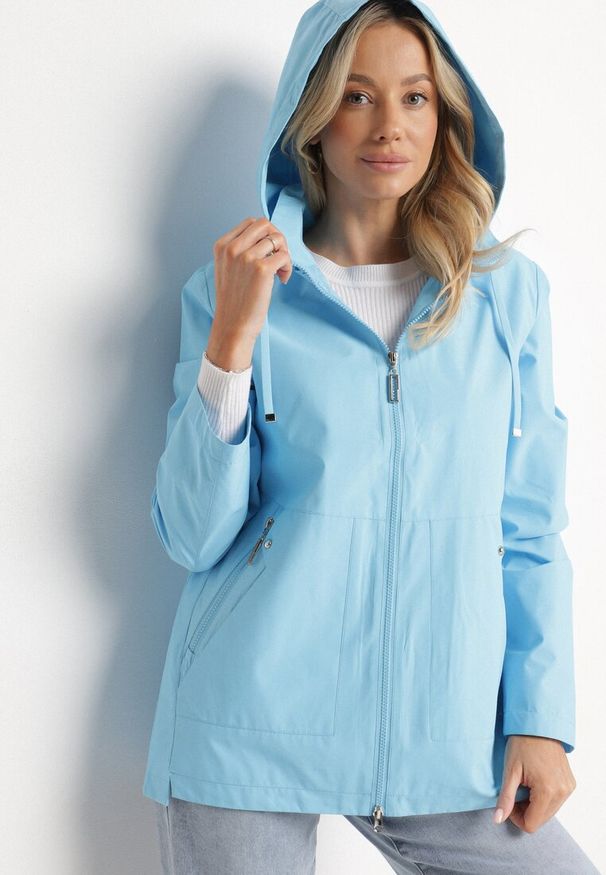 Born2be - Jasnoniebieska Kurtka Typu Wiatrówka z Odpinanym Kapturem Ndivoria. Okazja: na co dzień, na spacer. Kolor: niebieski. Materiał: jeans. Styl: sportowy, casual