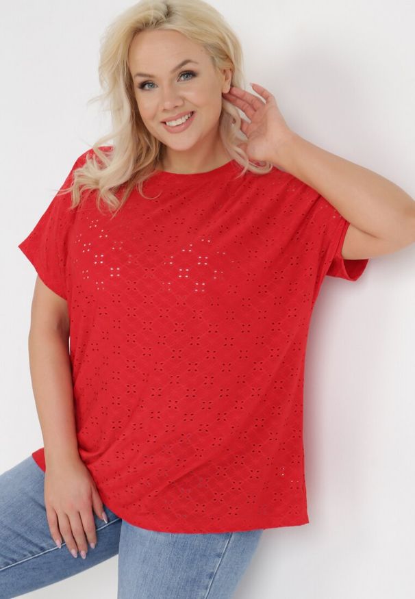 Born2be - Czerwona Bluzka Galiolea. Typ kołnierza: kołnierz z falbankami. Kolekcja: plus size. Kolor: czerwony. Materiał: dzianina. Długość: krótkie. Wzór: aplikacja, haft, ażurowy, kwiaty, nadruk