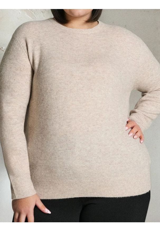 Sinsay - Sweter basic z domieszką wełny Plus Size - beżowy. Kolekcja: plus size. Kolor: beżowy. Materiał: wełna