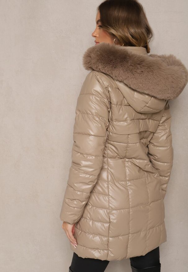 Renee - Ciemnobeżowa Kurtka z Pikowaniem i Odpinanym Kapturem Ozdobiona Futerkiem Izarella. Kolor: beżowy. Materiał: futro. Wzór: aplikacja. Styl: street, elegancki