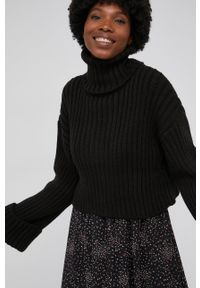 Answear Lab Sweter z domieszką wełny damski kolor czarny ciepły z golfem. Okazja: na co dzień. Typ kołnierza: golf. Kolor: czarny. Materiał: wełna. Wzór: ze splotem. Styl: wakacyjny