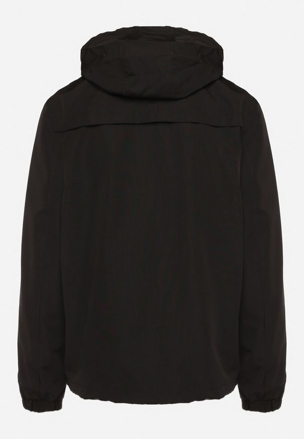 Born2be - Czarna Kurtka Wiatrówka z Kapturem Schowanym w Kołnierzu Fioratte. Okazja: na co dzień. Typ kołnierza: kaptur. Kolekcja: plus size. Kolor: czarny. Materiał: materiał, tkanina. Długość: długie. Wzór: gładki. Styl: casual