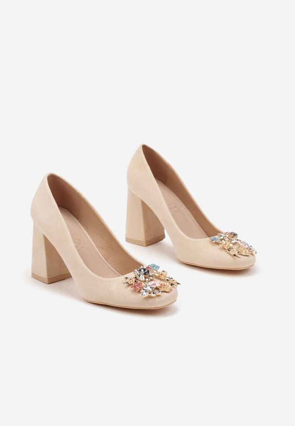 Renee - Beżowe Czółenka Vices na Obcasie z Klamerką z Kryształków i Skórzaną Wkładką Arutia. Okazja: na spotkanie biznesowe, do pracy. Kolor: beżowy. Materiał: skóra. Wzór: aplikacja. Obcas: na obcasie. Styl: elegancki, biznesowy, wizytowy. Wysokość obcasa: średni