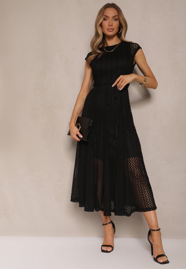 Renee - Czarna Ażurowa Sukienka o Rozkloszowanym Kroju Ozdobiona Paskiem Galorena. Kolor: czarny. Materiał: materiał. Wzór: aplikacja, ażurowy. Typ sukienki: rozkloszowane. Styl: elegancki