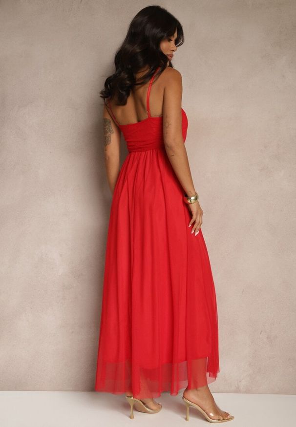 Renee - Czerwona Sukienka Koktajlowa Ozdobiona Tiulowym Materiałem Deviora. Okazja: na co dzień, na randkę, na imprezę. Kolor: czerwony. Materiał: tiul, materiał. Długość rękawa: na ramiączkach. Wzór: aplikacja. Styl: wizytowy