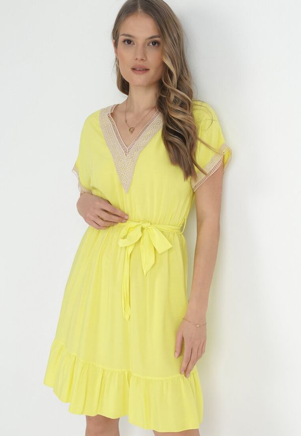 Born2be - Żółta Sukienka z Gumką w Pasie z Plecionymi Wstawkami z Wiskozy Hanora. Kolor: żółty. Materiał: wiskoza. Styl: boho
