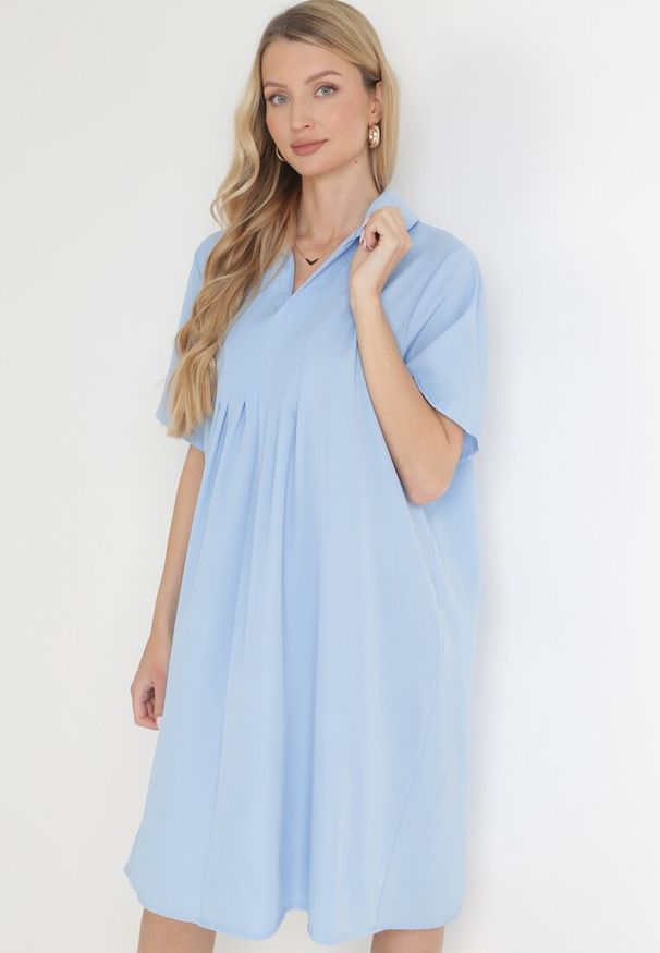 Born2be - Niebieska Rozkloszowana Sukienka z Zakładkami i Kołnierzykiem Alisano. Kolor: niebieski. Wzór: aplikacja. Sezon: lato