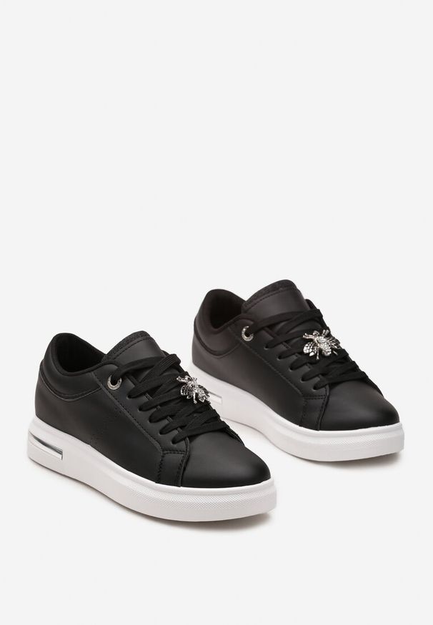 Born2be - Czarne Sneakersy z Ekoskóry z Ozdobną Broszką i Sznurowaniem Siolla. Okazja: na co dzień. Nosek buta: okrągły. Zapięcie: sznurówki. Kolor: czarny. Materiał: jeans. Obcas: na płaskiej podeszwie