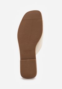 Born2be - Beżowe Płaskie Klapki z Metaliczną Aplikacją na Marszczonym Pasku Lilaya. Okazja: na co dzień. Kolor: beżowy. Materiał: len. Wzór: aplikacja. Styl: casual, elegancki #5