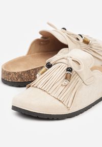 Born2be - Beżowe Klapki Mule z Imitacji Zamszu Zdobione Koralikami i Frędzlami Elwedena. Kolor: beżowy. Materiał: zamsz. Wzór: aplikacja. Styl: klasyczny, elegancki, boho #4