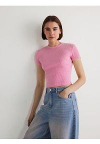 Reserved - Bawełniany t-shirt w prążek - pastelowy róż. Kolor: różowy. Materiał: bawełna. Długość: krótkie. Wzór: prążki