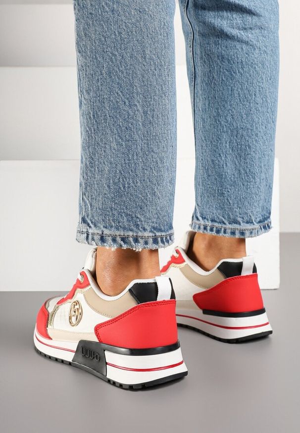 Renee - Biało-Czerwone Sneakersy z Metaliczną Ozdobą Firamia. Okazja: na co dzień. Kolor: biały. Materiał: jeans. Wzór: aplikacja