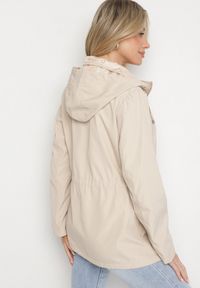 Born2be - Jasnobeżowa Kurtka Parka Dwustronna ze Ściągaczem w Talii i Kapturem Tillisaya. Okazja: na co dzień. Kolor: beżowy. Materiał: jeans. Sezon: jesień, wiosna. Styl: casual, elegancki #4