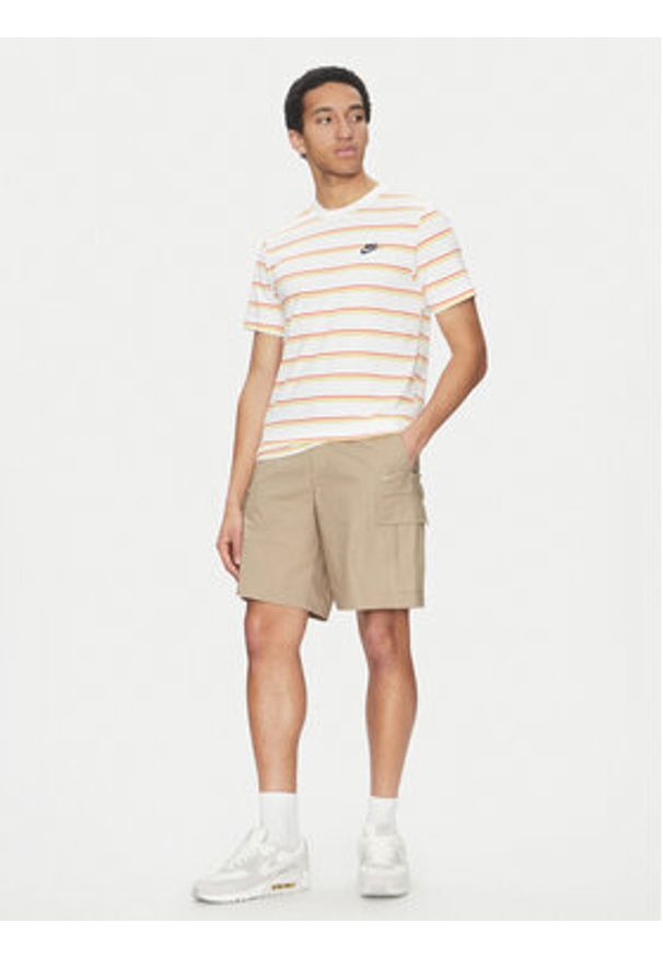 Nike Szorty materiałowe FN3517 Brązowy Standard Fit. Kolor: brązowy. Materiał: bawełna