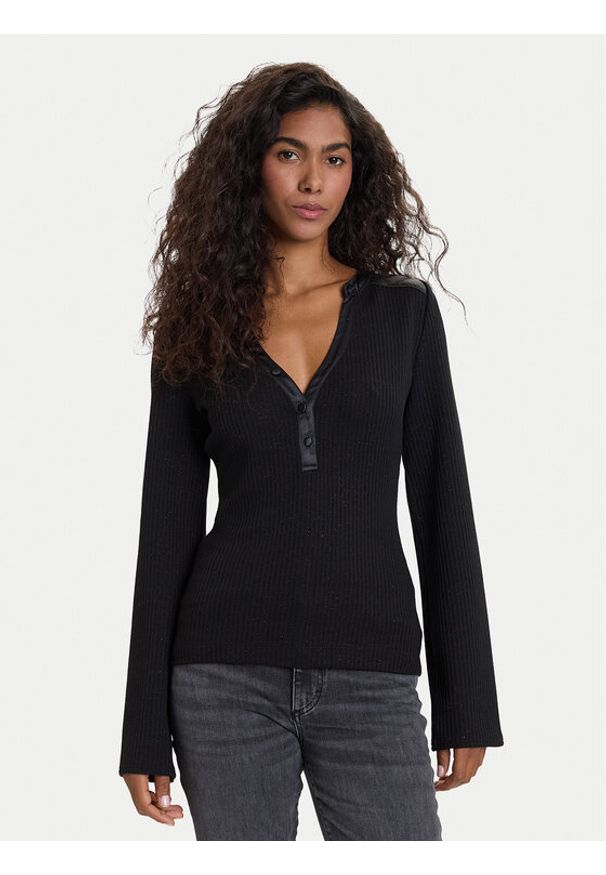 Guess Sweter W5BP15 K1162 Czarny Regular Fit. Kolor: czarny. Materiał: syntetyk