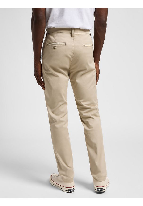 Lee - LEE MĘSKIE SPODNIE MATERIAŁOWE LEE SLIM CHINO STONE 112342927. Materiał: materiał